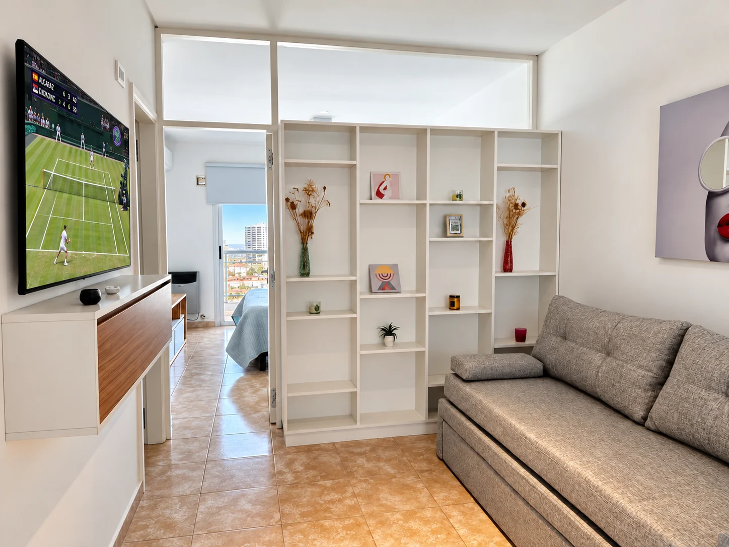 Living de uno de los departamentos de Center Suites en La Plata