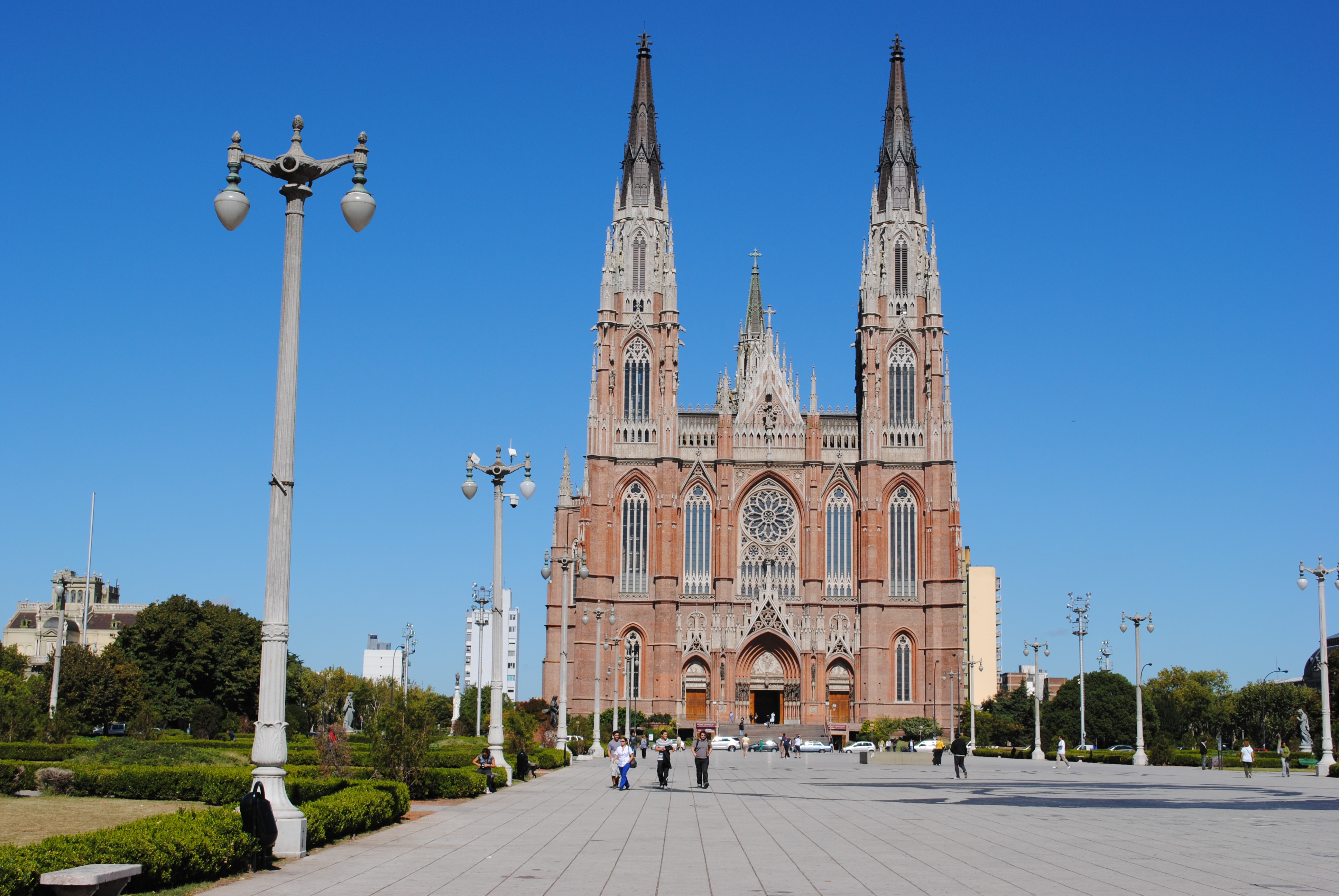 Fachada completa de la Catedral de La Plata, vista desde Plaza Moreno